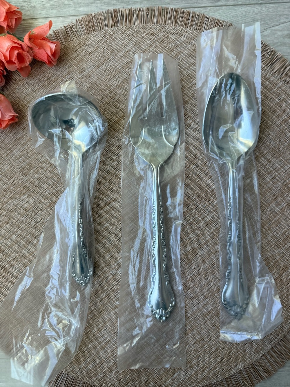 Gigi (Stainless)
by INTERNATIONAL SILVER retired New  Set Utensils